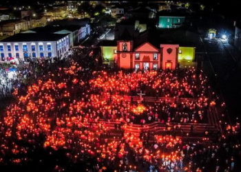 Tradicional Procissão do Fogaréu reúne milhares de fiéis em Oeiras
