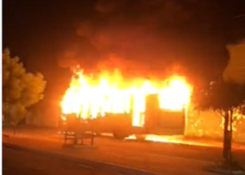 Bandidos voltam a atacar e queimam mais 4 ônibus na Zona Norte de Teresina