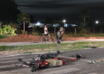 Motociclista colide de frente contra carro e morre na avenida Noé Mendes