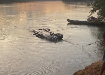 Carro cai de balsa em travessia no rio Parnaíba e motorista escapa pela janela