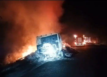 Caminhão é destruído pelo fogo ao passar ao lado de incêndio na BR-230 no Piauí