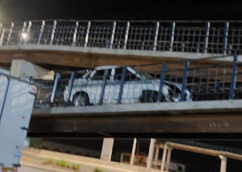 Motorista de carro bate em placa e invade passarela de pedestres em Teresina