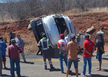 Caminhão-pipa tomba e mata motorista entre Jacobina do Piauí e Canindé
