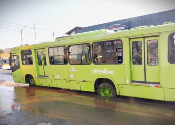 Asfalto cede e ônibus fica preso em buracos na zona Sul de Teresina