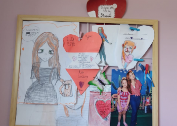 Professora faz mural em casa com cartinhas de alunos: 