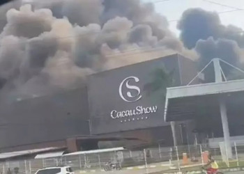 Incêndio de grandes proporções atinge fábrica da Cacau Show; veja vídeo