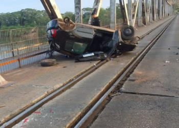 Motorista embriagado perde controle da direção e capota carro na Ponte Metálica