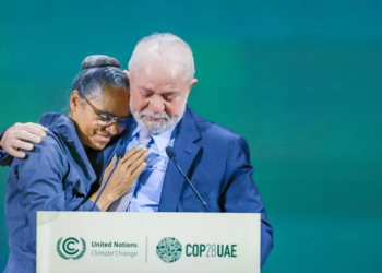 Lula quebra protocolo na COP-28 se emociona ao ceder espaço para Marina Silva