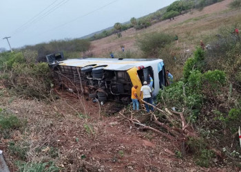 Ônibus clandestino tomba em Picos e deixa uma pessoa morta e várias feridas