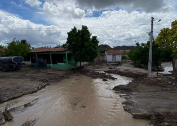 Açude rompe e comunidade fica ilhada em Assunção do Piauí