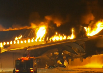 Avião com 379 pessoas a bordo pega fogo ao colidir com outra aeronave no Japão