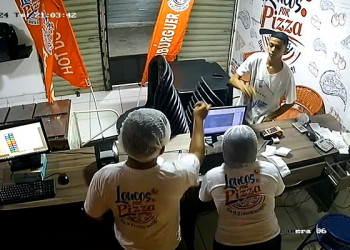 Câmeras de segurança flagram assalto na pizzaria Loucos por Pizza em Teresina