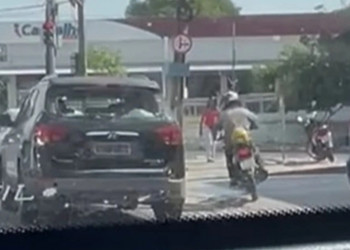 Mototaxista quebra vidro de carro em briga de trânsito em Teresina; vídeo