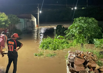 Barragem transborda, famílias ficam desabrigadas e aulas são suspensas no Piauí