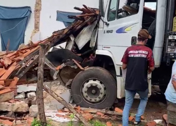 Caminhão desgovernado invade casa e deixa uma pessoa morta em Brasileira