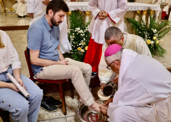 Com lava-pés, missa da Ceia do Senhor é celebrada no Centro de Teresina
