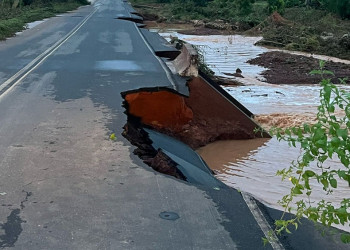 Asfalto cede em rodovia e casas desabam devido fortes chuvas em Itainópolis