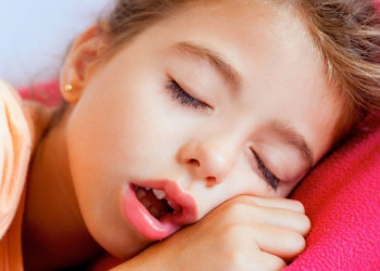 Entenda por que dormir de boca aberta pode afetar a saúde bucal