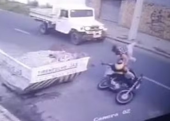 Motociclista tem perna amputada ao se chocar em caçamba de entulhos em Teresina