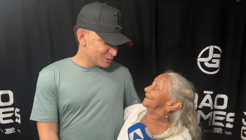Teresinense de 86 anos realiza o sonho de conhecer o cantor João Gomes