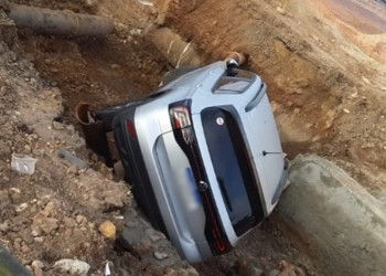 Motorista cai em cratera formada por obra da Prefeitura de Teresina