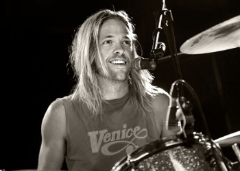Baterista Taylor Hawkins do Foo Fighters morre 2 dias antes de show no Lollapalooza