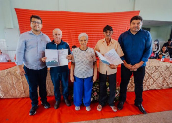 Governadora entrega títulos de terra para mais de 400 famílias em Buriti dos Lopes