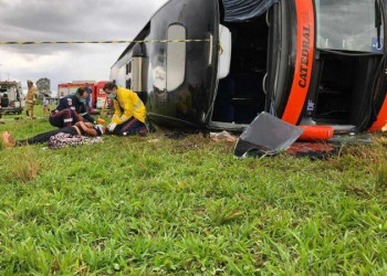 Ônibus que saiu do Piauí tomba no Distrito Federal e deixa 50 feridos