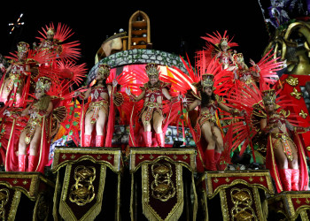Primeiro dia de desfiles no Rio traz enredos da literatura para a Sapucaí
