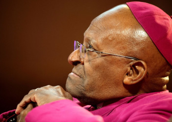 Desmond Tutu, símbolo da luta contra o apartheid e Nobel da Paz, morre aos 90 anos