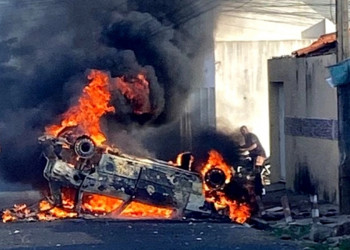 Carro capota e pega fogo na zona Sudeste de Teresina