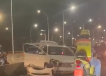 Motorista perde controle da direção e carro capota na Ponte JK em Teresina
