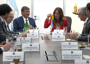 Wellington Dias oferece cajuína para ministra da Argentina em reunião: 