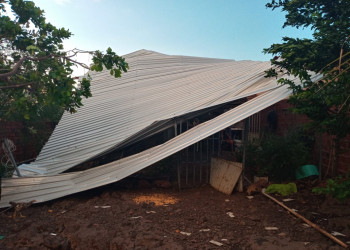 Vendaval arranca teto de residência e o arremessa contra outra casa em Valença do Piauí