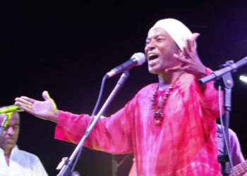 Dimas Bezerra realiza o show “África Negra: canto, dança e poesia” e celebra a resistência