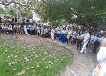 Estudantes realizam vigília e protesto contra morte de Janaína Bezerra na UFPI
