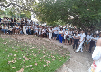 Estudantes realizam vigília e protesto contra morte de Janaína Bezerra na UFPI