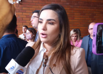 Bárbara do Firmino é aclamada ao chegar na Assembleia Legislativa para posse