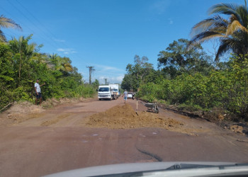 Cansados de esperar, moradores tapam buracos na zona rural de Teresina