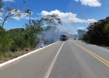 Incêndio em carreta provoca interdição total da BR-343 entre Teresina e Altos