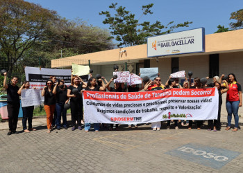 Servidores de laboratório municipal fazem protesto para cobrar reajuste salarial