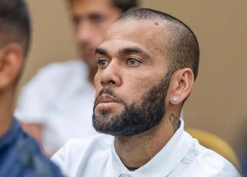 Jogador Daniel Alves é condenado a 4 anos e meio de prisão por estupro