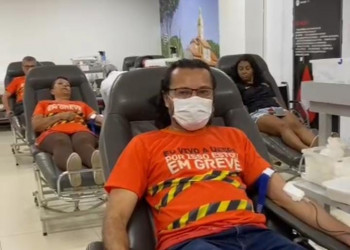 Professores da Uespi doam sangue como forma de protesto