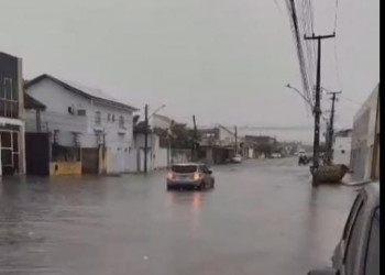 Chuva arrasta carros e deixa ruas intrafegáveis em bairros de Teresina