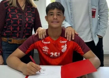 Goleiro Bruninho, filho de Eliza Samudio, assina contrato com o Athletico-PR