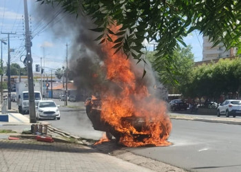 Carro de passeio pega fogo e fica destruído na zona sul de Teresina