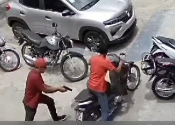 Vídeo: bandido rouba moto mesmo após homem armado reagir a assalto