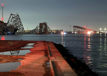Ponte desaba ao ser atingida por navio de grande porte nos EUA; veja o vídeo