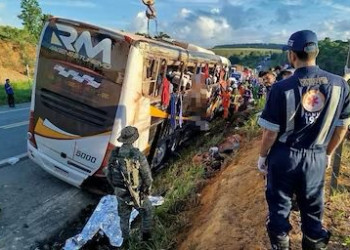 Acidente com ônibus deixa 8 mortos e 23 feridos na Bahia