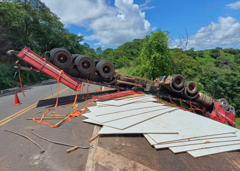 PRF interdita trecho da BR 316 em Picos após tombamento de caminhão